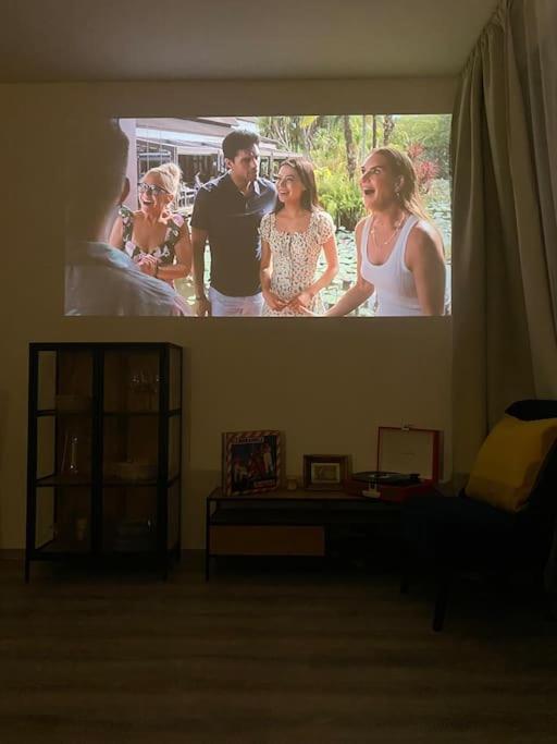 Apartamento Zene Lux Vinyl Record Player & Projector Budapest