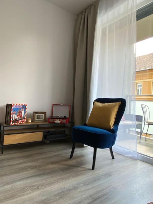 Zene Lux Vinyl Record Player & Projector Apartamento