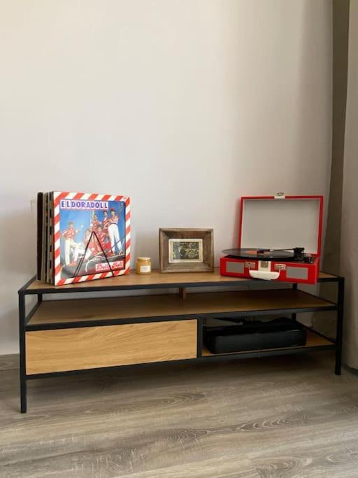 Apartamento Zene Lux Vinyl Record Player & Projector *