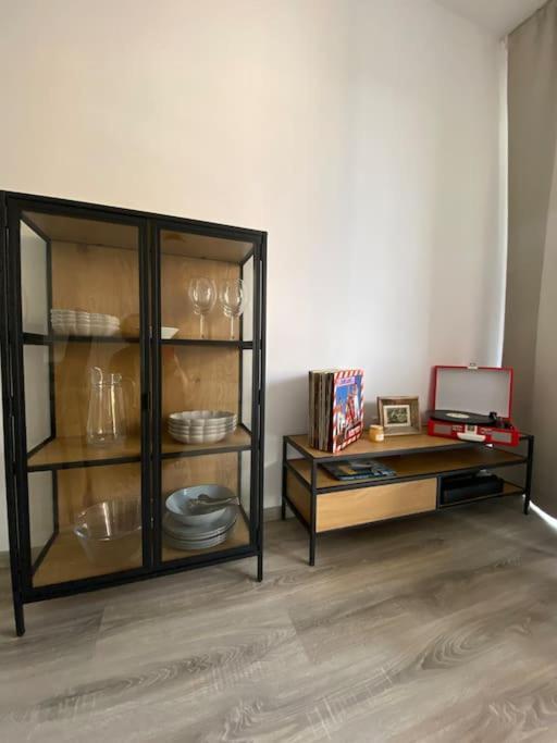 Zene Lux Vinyl Record Player & Projector Apartamento
